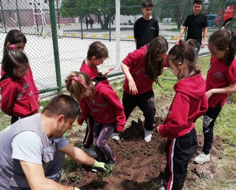 TAVŞANLI'DA ÖĞRENCİLER SAĞLIKLI GELECEK ADINA FİDAN DİKTİ