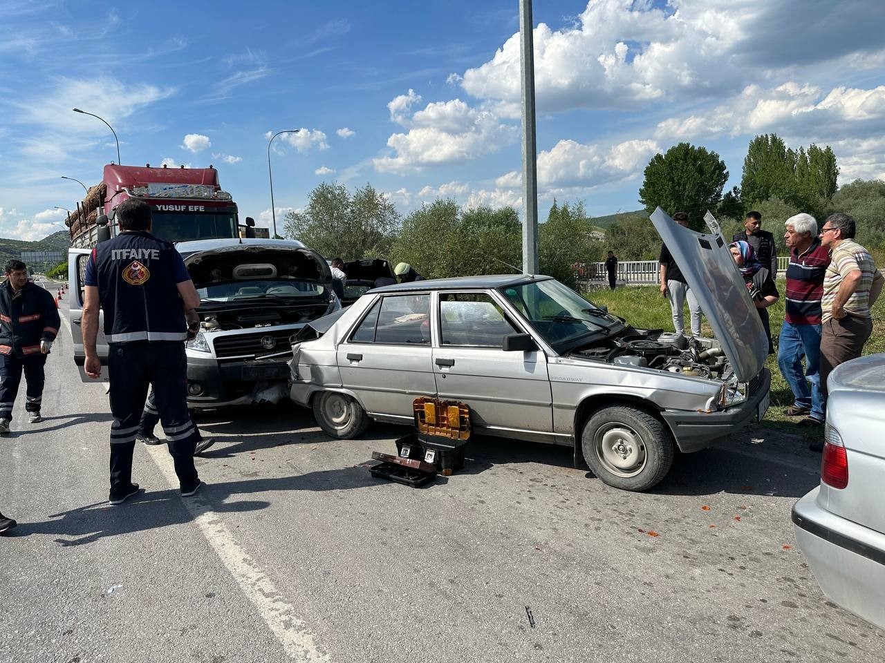 KÜTAHYA'NIN TAVŞANLI İLÇESİNDE 5 ARACIN KARIŞTIĞI ZİNCİRLEME TRAFİK KAZASINDA 2