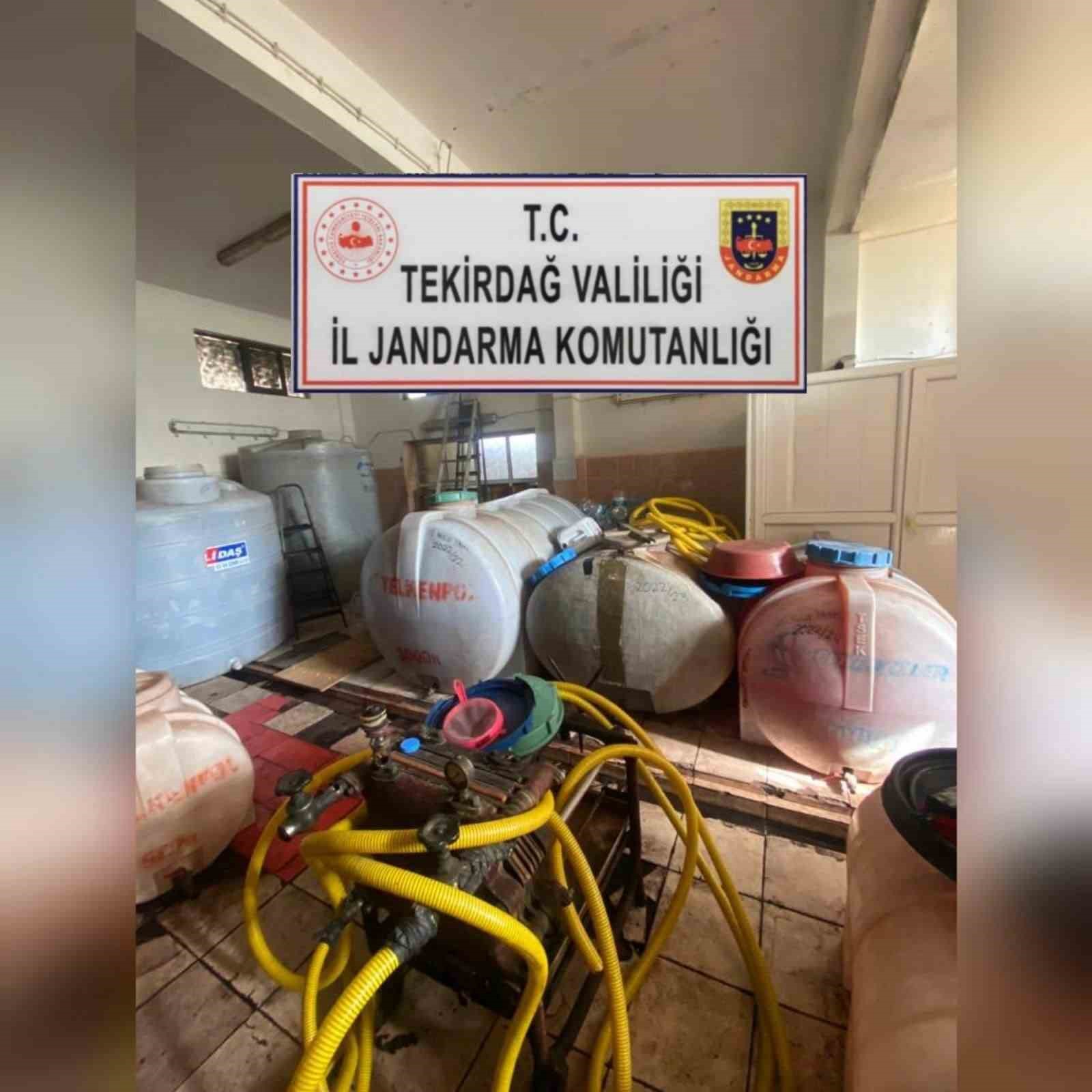 TEKİRDAĞ'DA KAÇAK İÇKİ ÜRETİLEN TESİSE BASKIN DÜZENLEYEN JANDARMA TİMLERİ, 371