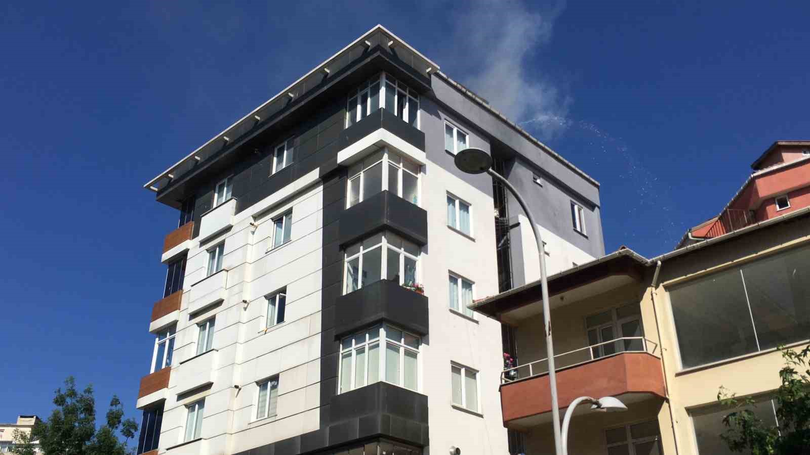 TEKİRDAĞ'IN ÇERKEZKÖY İLÇESİNDE ALTI KATLI BİR APARTMANIN ÇATI KISMINDA ÇIKAN
