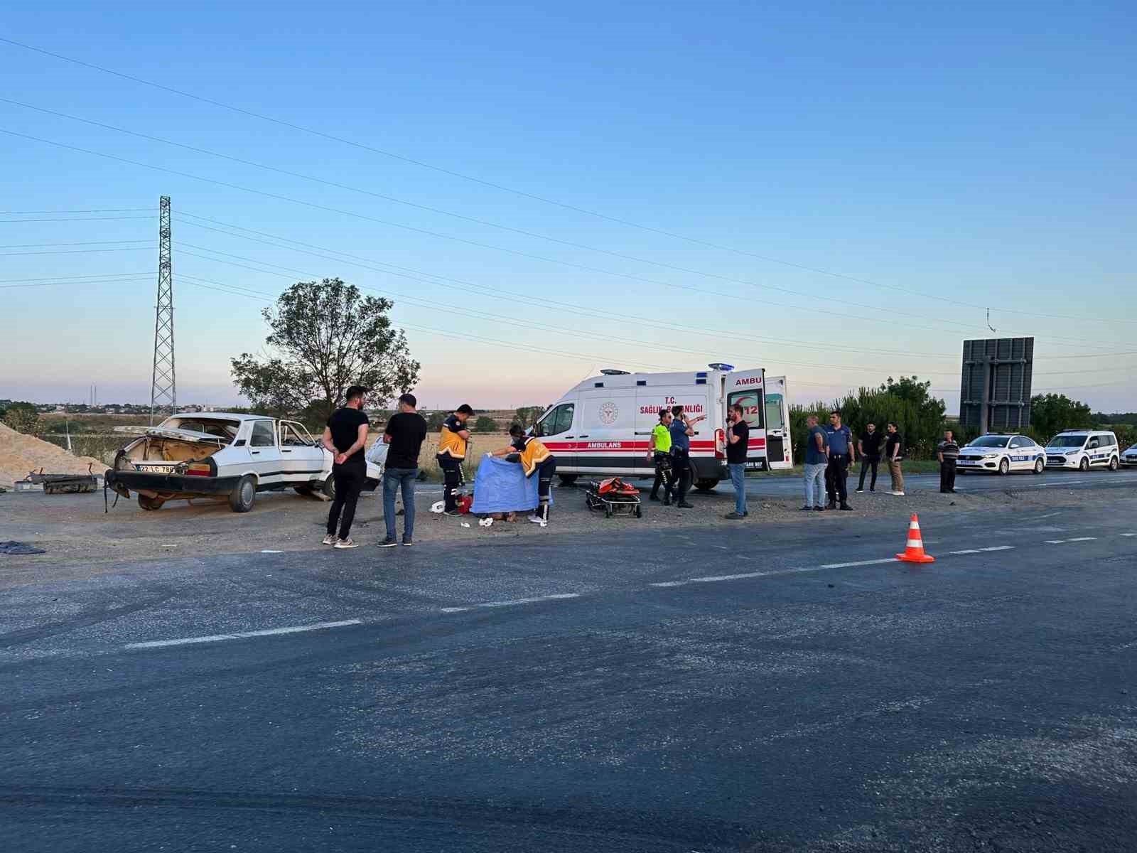 TEKİRDAĞ'IN MURATLI İLÇESİNDE 2 OTOMOBİLİN KAVŞAKTA ÇARPIŞMASI SONUCU MEYDANA GELEN