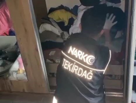TEKİRDAĞ’DA POLİS EKİPLERİNCE DÜZENLENEN UYUŞTURUCU OPERASYONUNDA 6 ŞÜPHELİ TUTUKLANDI.