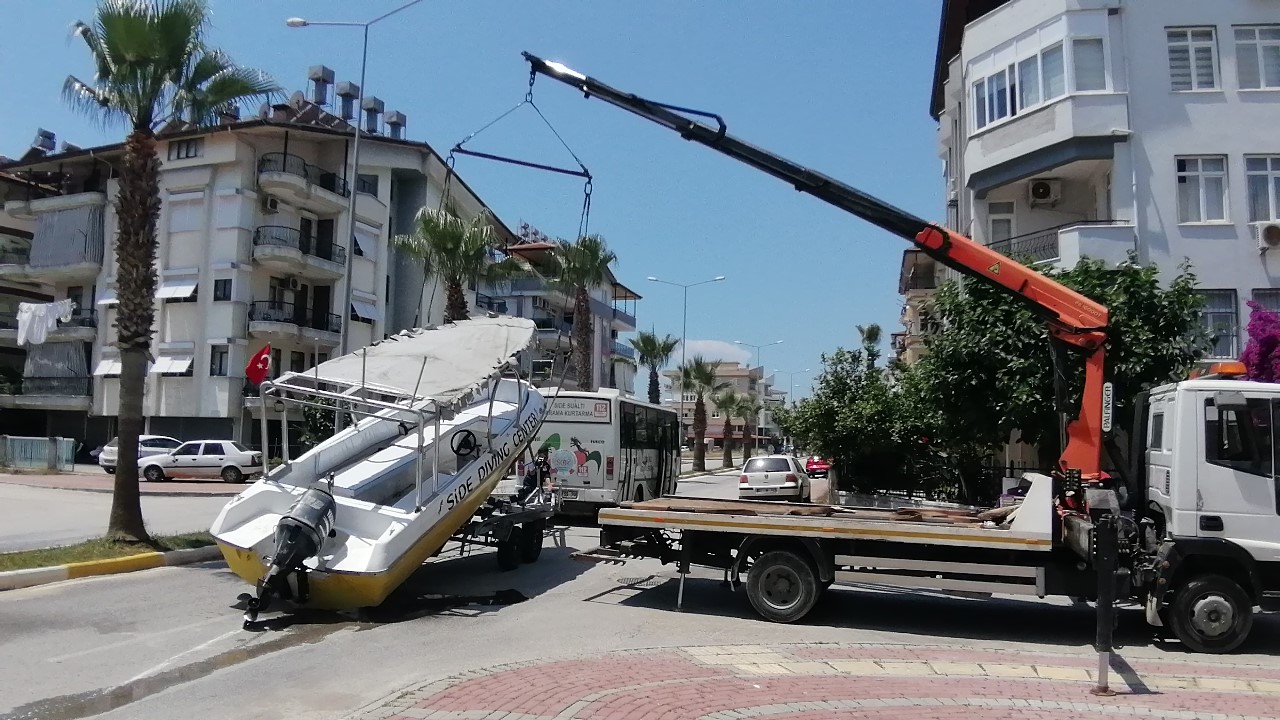 ANTALYA’NIN MANAVGAT İLÇESİNDE MİNİBÜSÜN ARKASINDAKİ RÖMORKUNUN ÜZERİNDEKİ TEKNE, MEKANİZMASININ BOŞA