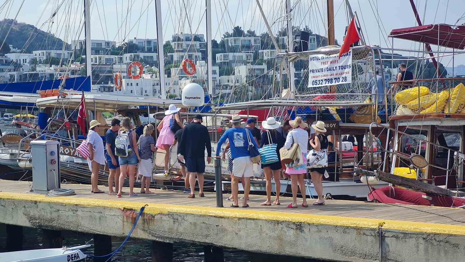 MUĞLA’NIN BODRUM İLÇESİNDE YAZ SEZONUNUN BAŞLAMASIYLA BİRLİKTE TEKNE TURLARINDA DA