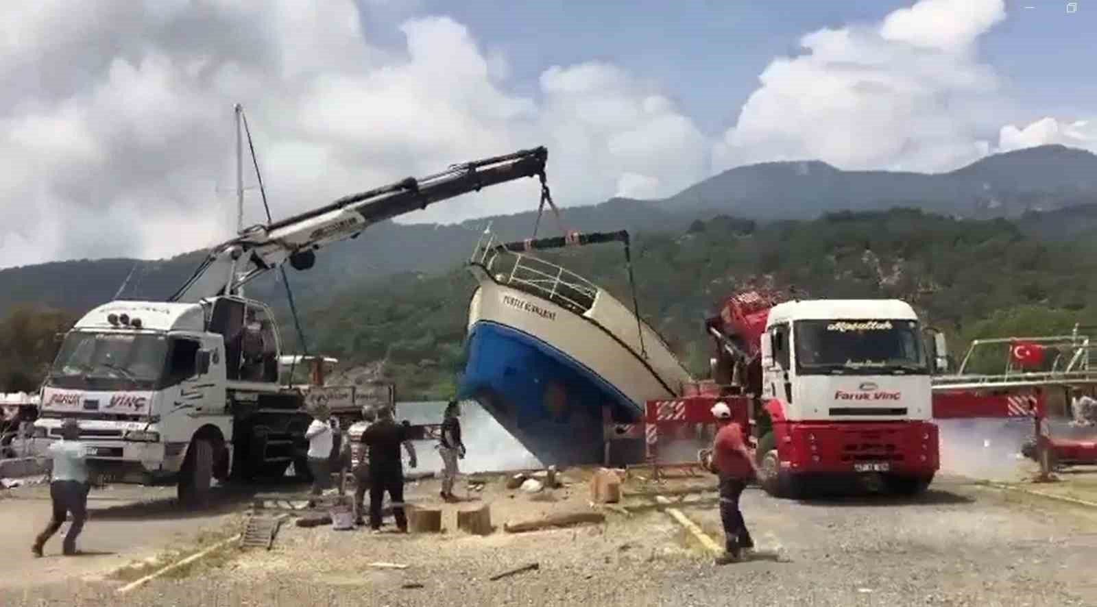 MUĞLA’NIN ORTACA İLÇESİNDE İKİ VİNÇ TARAFINDAN SUYA İNDİRİLMEK ÜZERE OLAN