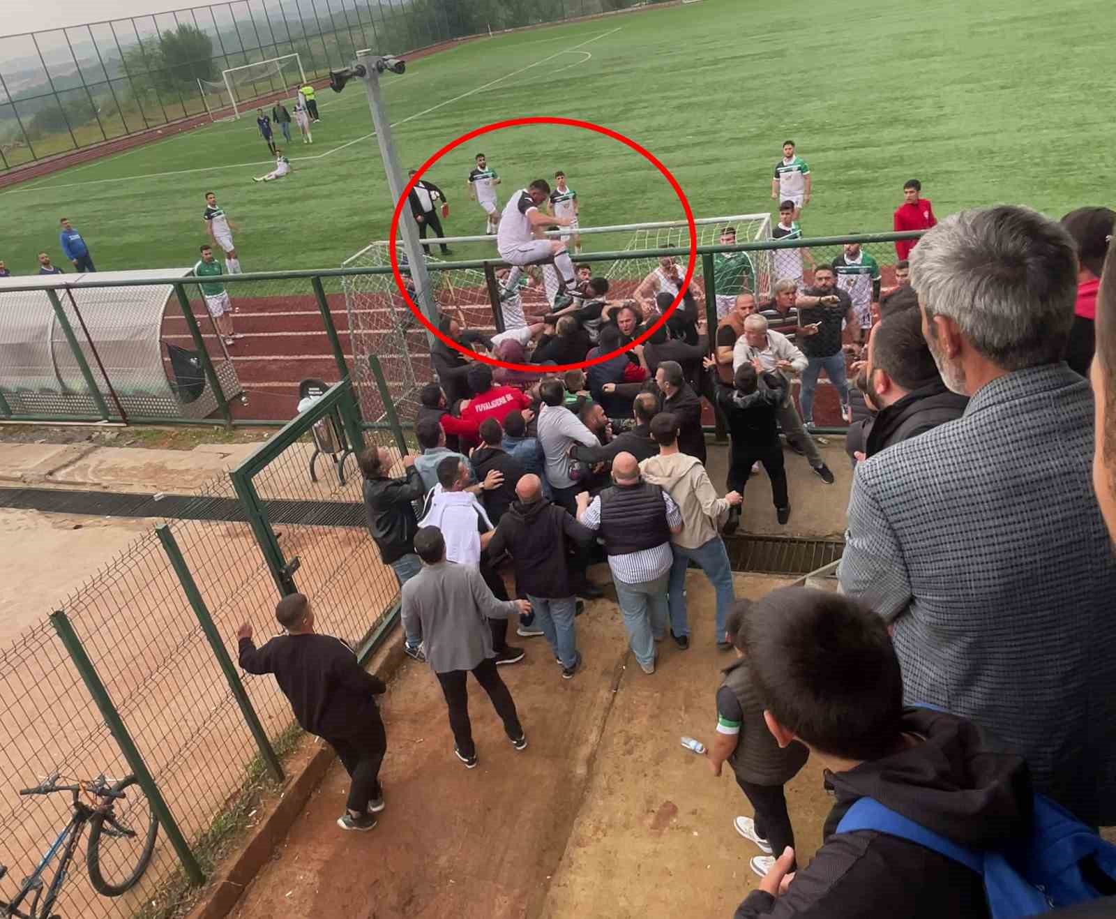 BİR FUTBOLCUNUN TELLERE ÇIKARAK AYAĞINDAKİ ÇİVİLİ KRAMPONLA TARAFTARIN KAFASINA TEKME