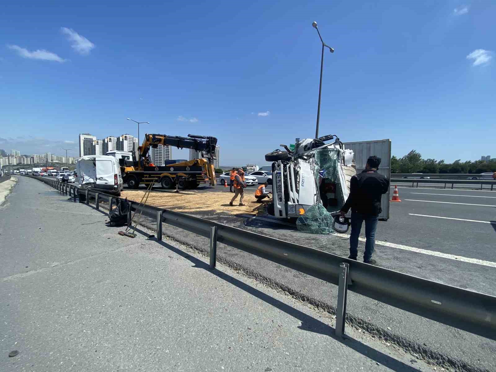 TEM OTOYOLU'NDA KAZA YAPAN TİCARİ MİNİBÜSÜ FARK ETMEYEREK ARKADAN ÇARPAN