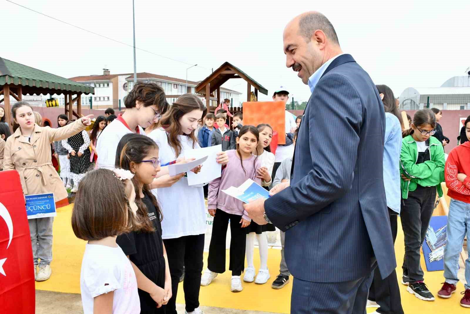 DERECEYE GİREN ÖĞRENCİLERE ÖDÜLLERİ TERME BELEDİYE BAŞKANI ALİ KILIÇ VERDİ