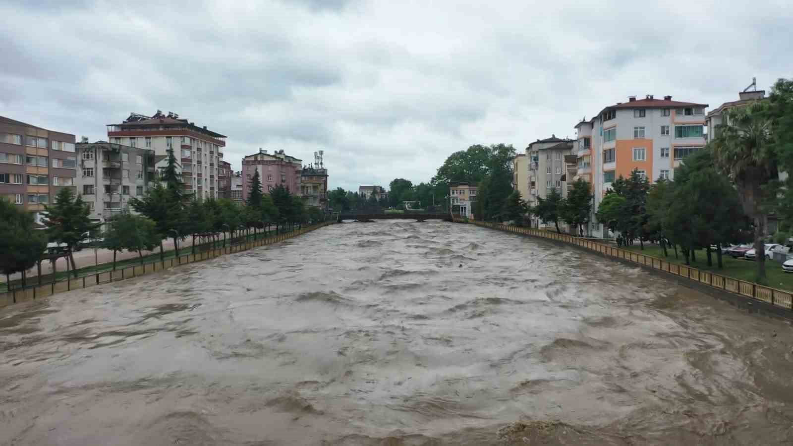 SAMSUN’UN TERME İLÇESİNDE ÇAYIN TAŞMASI SONUCUNDA BİRÇOK İŞYERİ VE TARIM