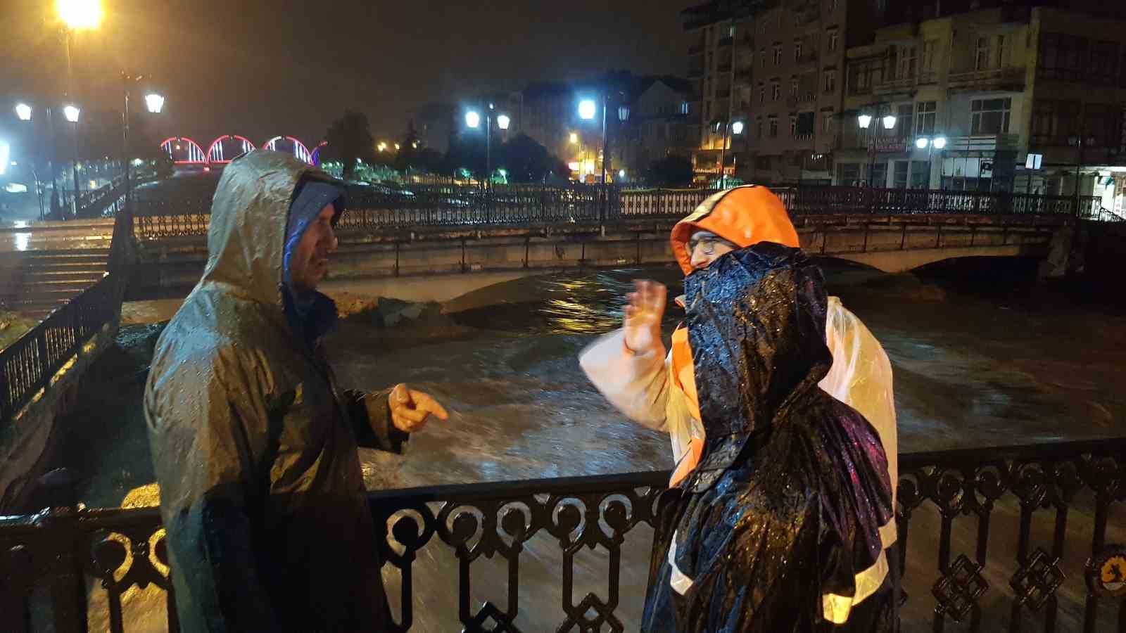 SAMSUN’UN TERME İLÇESİNDE IRMAĞIN TAŞMASI SONUCU EKİPLER SEL TEHLİKESİNE KARŞI