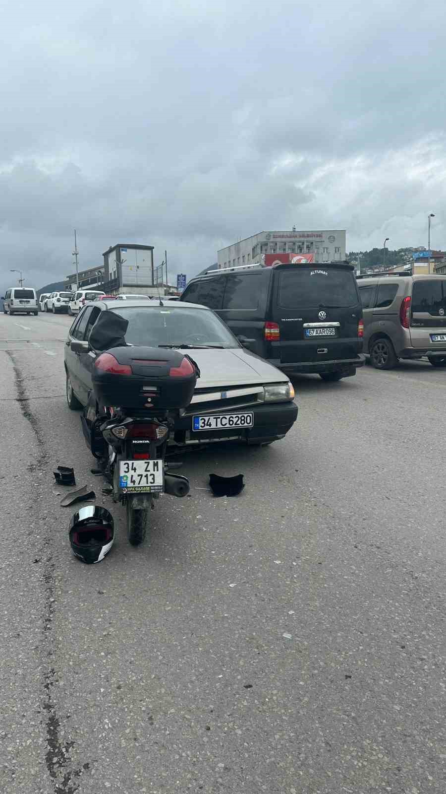 ZONGULDAK’TA FEVKANİ KÖPRÜ ÜSTÜNDE TERS ŞERİDE GİREN OTOMOBİL, MOTORSİKLETTE ÇARPTI.
