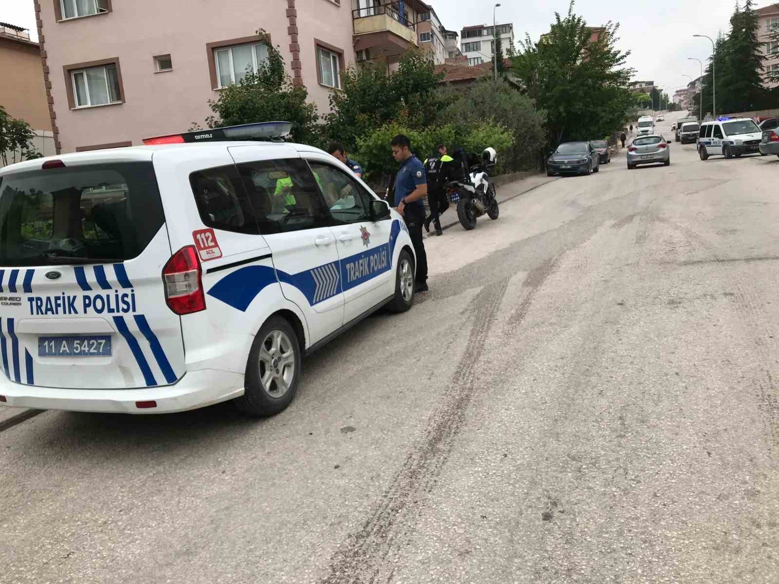 BİLECİK’TE KARŞIDAN KARŞIYA GEÇMEK İSTEYEN 11 YAŞINDAKİ ÇOCUĞA TİCARİ ARAÇ