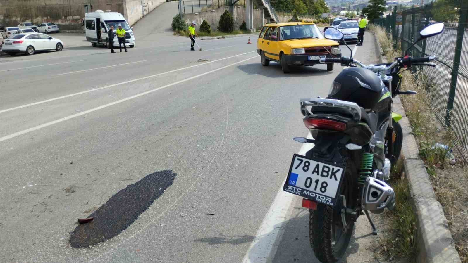 KARABÜK'TE OTOMOBİLLE ÇARPIŞAN MOTOSİKLET SÜRÜCÜSÜ YARALANDI.