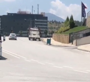 DENİZLİ’NİN MERKEZEFENDİ İLÇESİNDE TIRDAN KAYAN SIFIR OTOMOBİL, YOKUŞ AŞAĞI METRELERCE