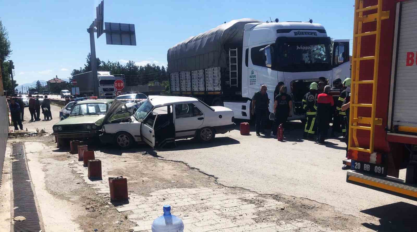 DENİZLİ’NİN BOZKURT İLÇESİNDE KAVŞAKTAN ANA YOLA ÇIKAN OTOMOBİLE TIR ÇARPTI.