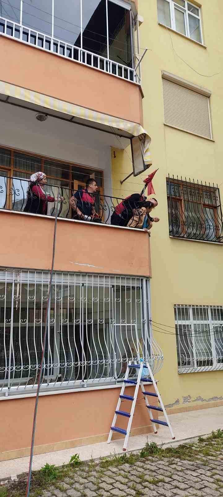 TOKAT’IN NİKSAR İLÇESİNDE KAFASI BALKON DEMİRLERİNİN ARASINA SIKIŞAN ÇOCUK NİKSAR