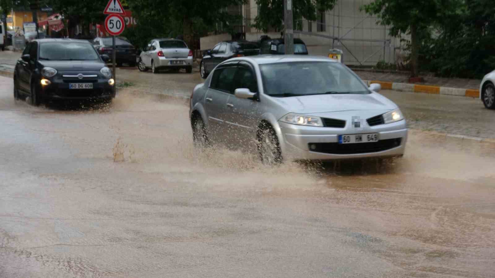TOKAT'TA ETKİLİ OLAN SAĞANAK YAĞIŞ CADDELERİ GÖLE ÇEVİRDİ, ARAÇ TRAFİĞİNİ