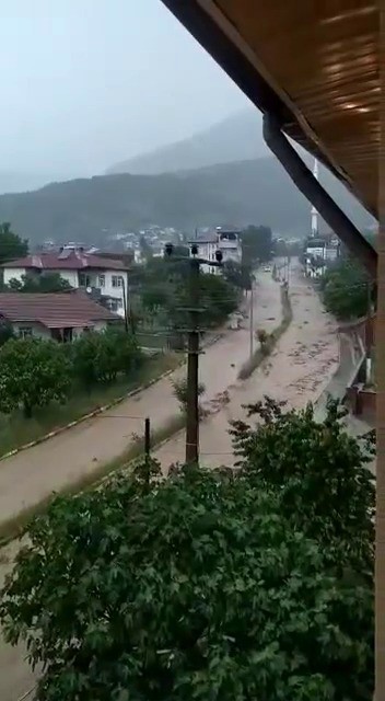 TOKAT'TA AŞIRI SAĞANAK YAĞIŞ SONUCUNDA GÖL TAŞTI, BAZI BÖLGELERDE SEL