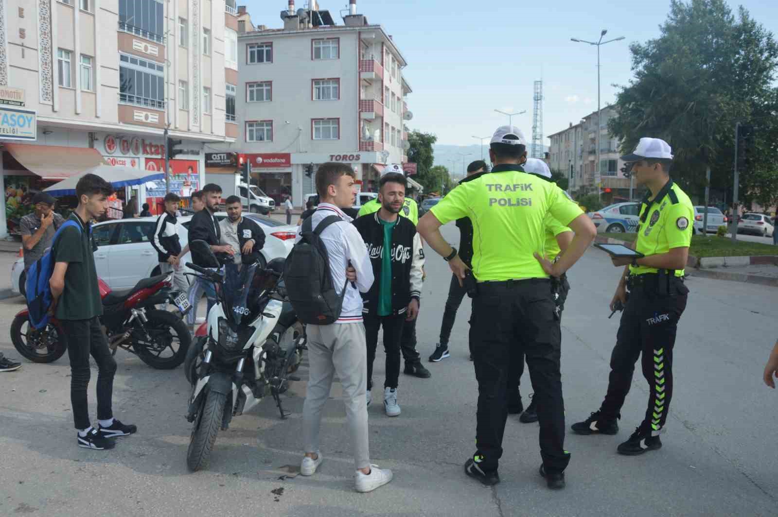 TOKAT'IN NİKSAR İLÇESİNDE HAVALARIN ISINMASIYLA BİRLİKTE ARTAN MOTOSİKLETLER ÜZERİNDE POLİS