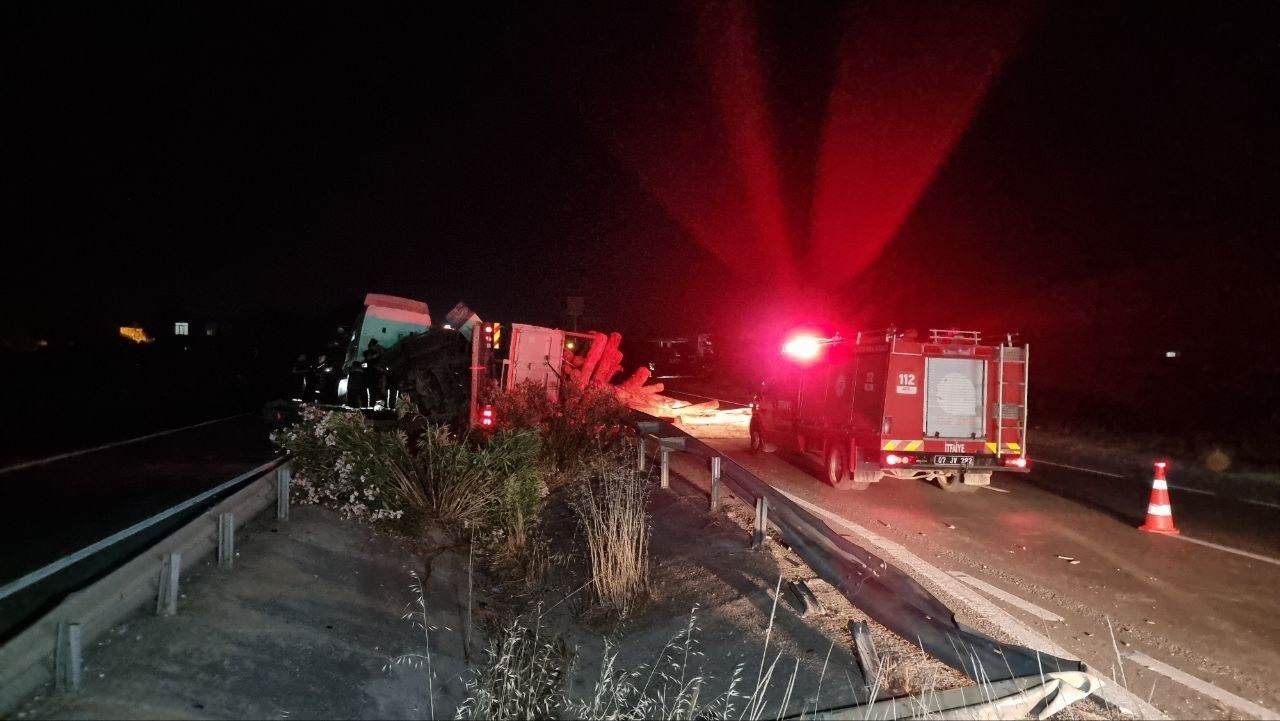 ANTALYA’NIN MANAVGAT İLÇESİNDE KAMYONUN BARİYERLERE ÇARPARAK DEVRİLMESİ SONUCU MEYDANA GELEN