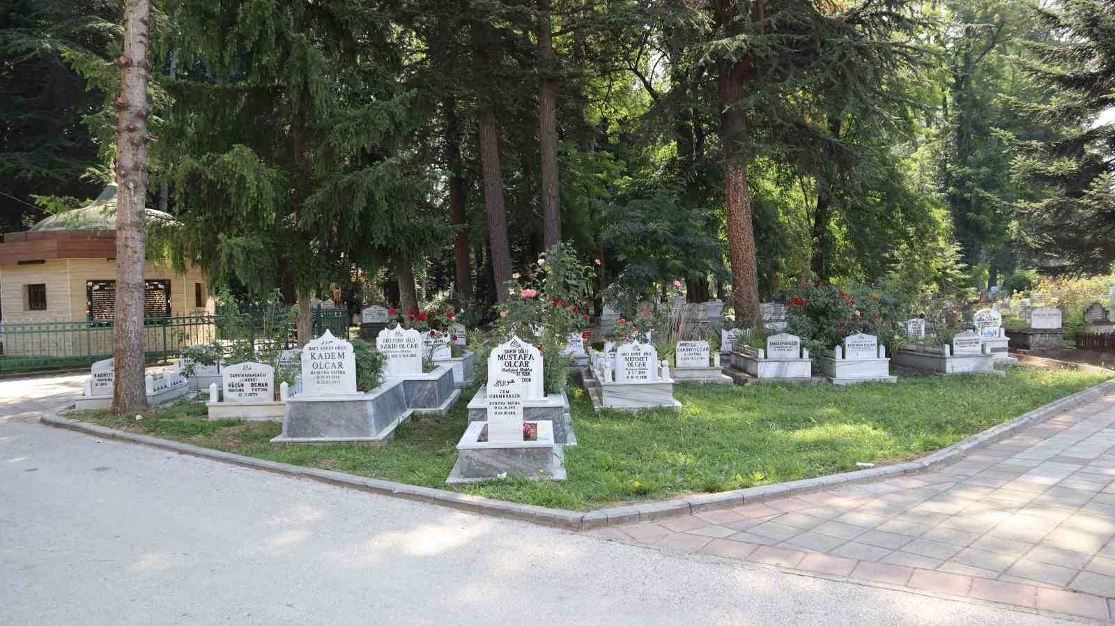 DÜZCE BELEDİYESİ ŞEHİR MERKEZİNDEKİ MUHTELİF MEZARLIKLARDA DUVAR YAPIMINA BAŞLADI. MEZARLIKLARDA