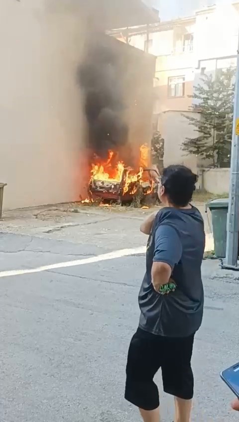 BURSA’DA MAHALLE ARASINDA OYUN OYNAYAN ÇOCUKLAR, ELLERİNDEKİ TORPİLİ KOMŞULARININ PARK