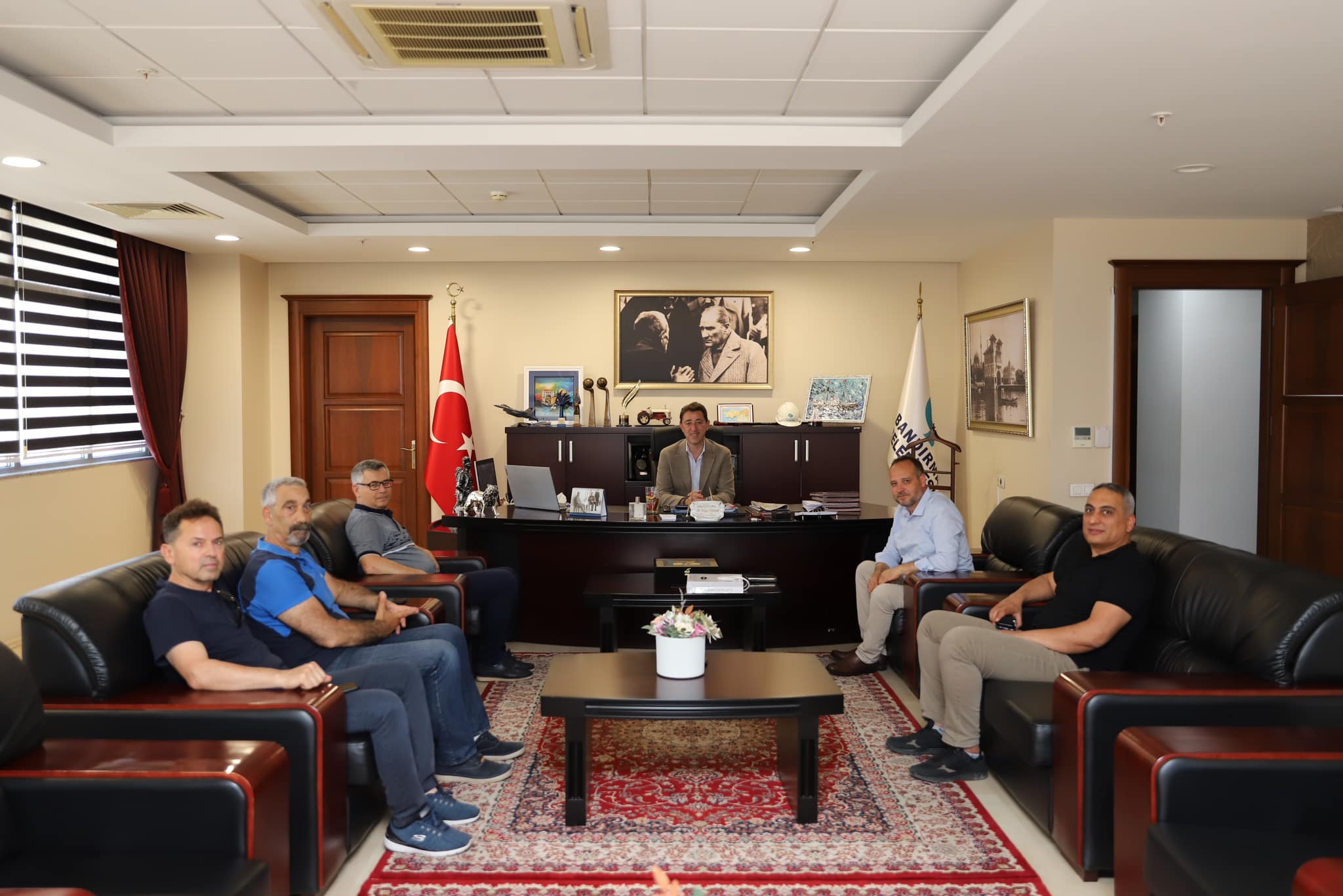Bandırma Belediye Başkanı Av. Tolga Tosun’u makamında ziyaret eden Çelebi