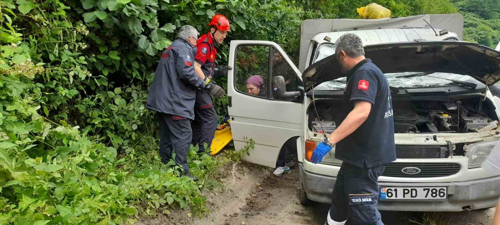 TRABZON'UN BEŞİKDÜZÜ İLÇESİNDE BUGÜN MEYDANA GELEN KAZADA AYNI AİLEDEN 3