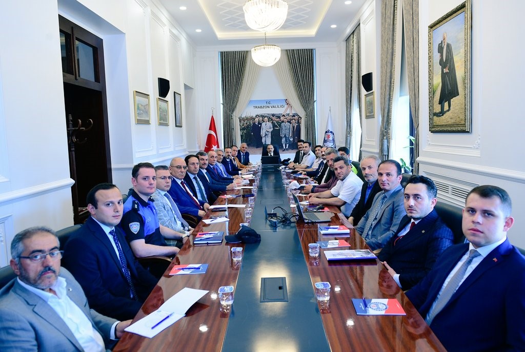 TURİZM DEĞERLENDİRME TOPLANTISI TRABZON VALİSİ İSMAİL USTAOĞLU BAŞKANLIĞINDA YAPILDI.