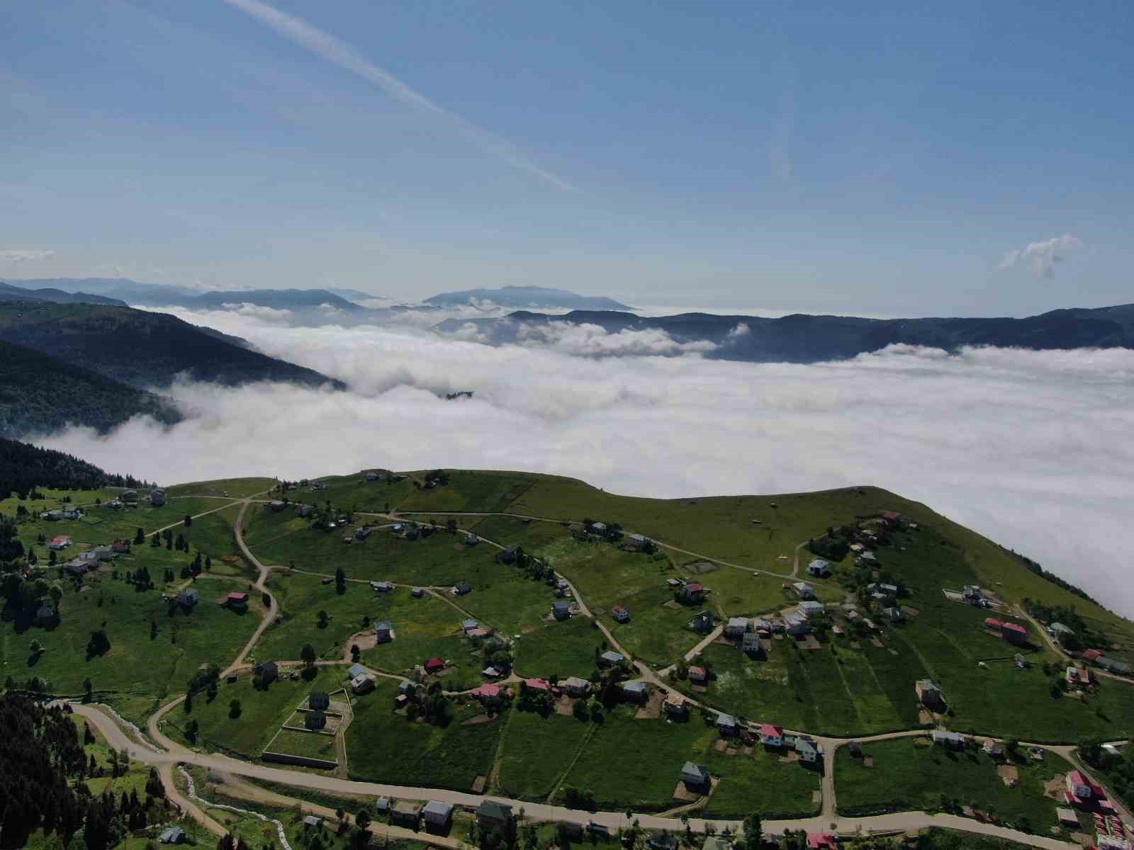 TRABZON’UN AKÇAABAT  İLÇESİ YÜKSEK KESİMLERDE BULUTLARIN GÖRÜNTÜSÜ HAYRAN BIRAKTI.
