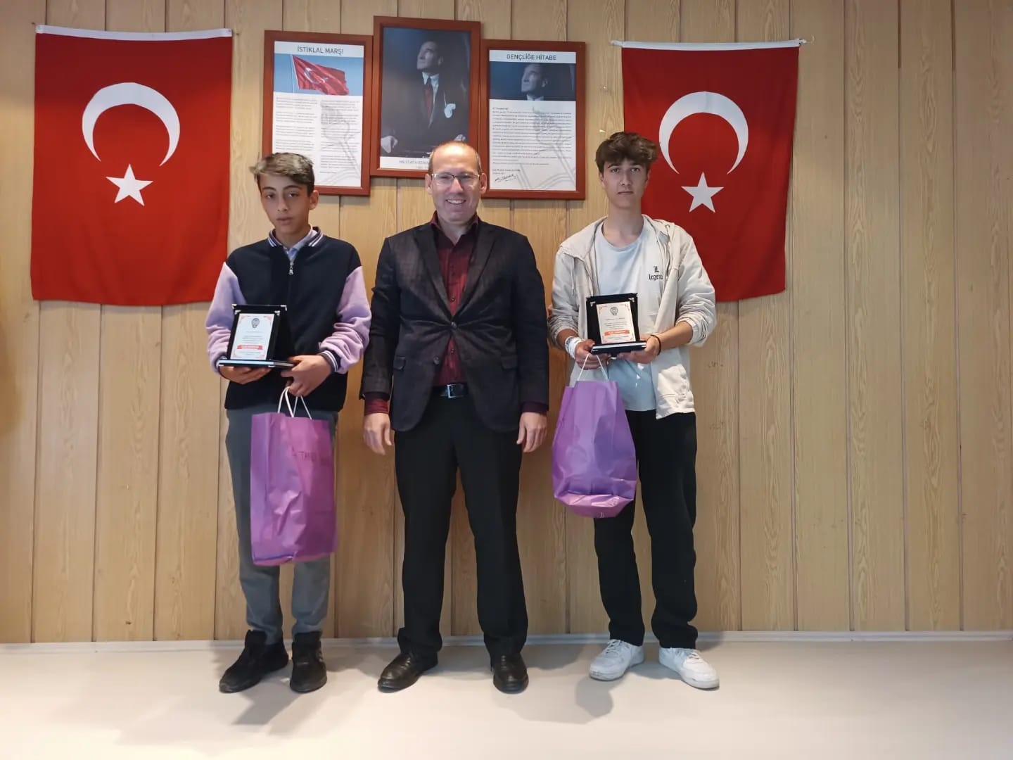 GÖLPAZARI İLÇE HALK EĞİTİM MERKEZİ'NDE, TRAFİK DEDEKTİFLERİ BİLGİ YARIŞMASI ÖDÜL