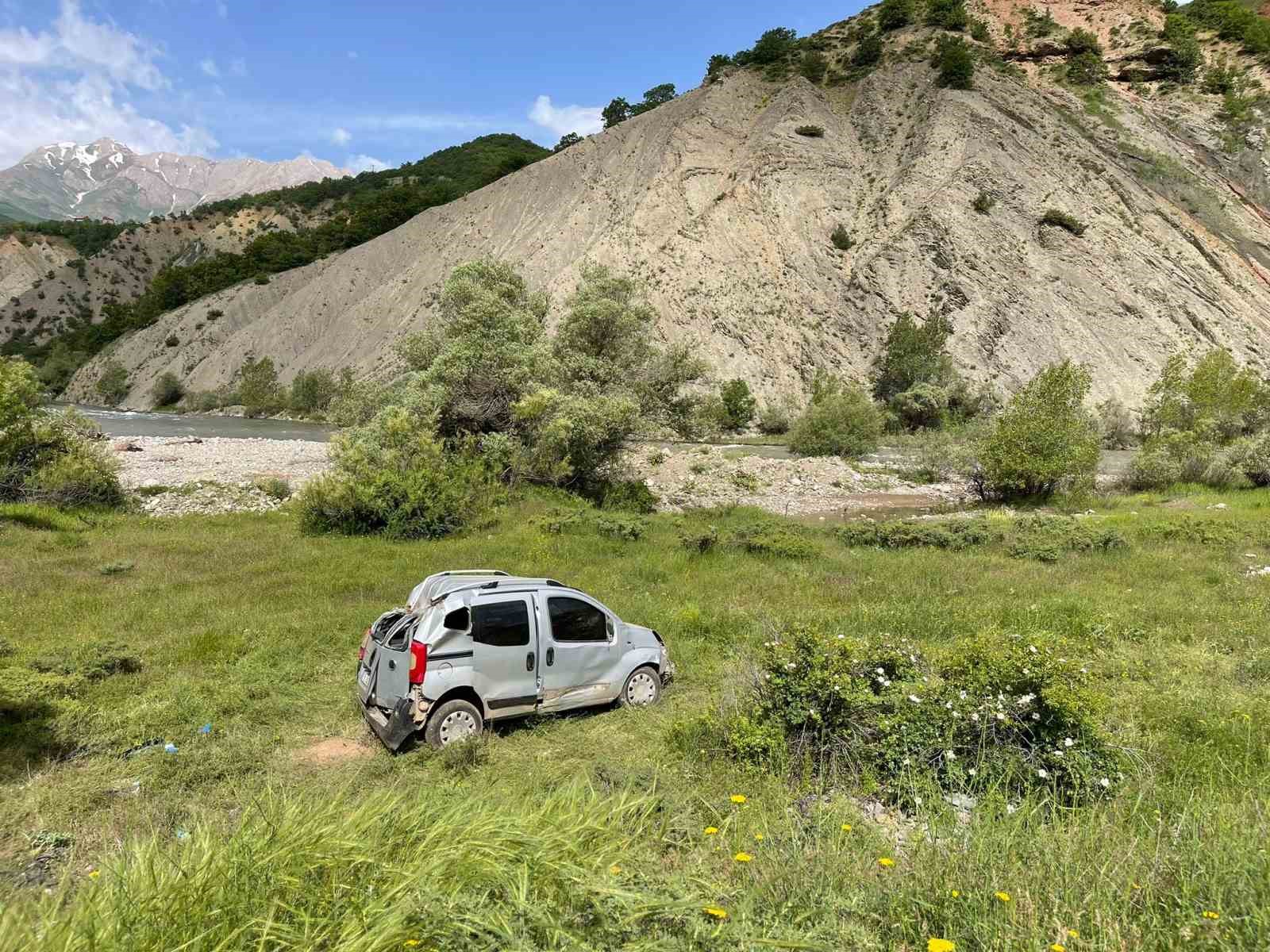 TUNCELİ-ERZİNCAN KARAYOLUNDA HAFİF TİCARİ ARACIN  ŞARAMPOLE DEVRİLMESİ SONUCU MEYDANA