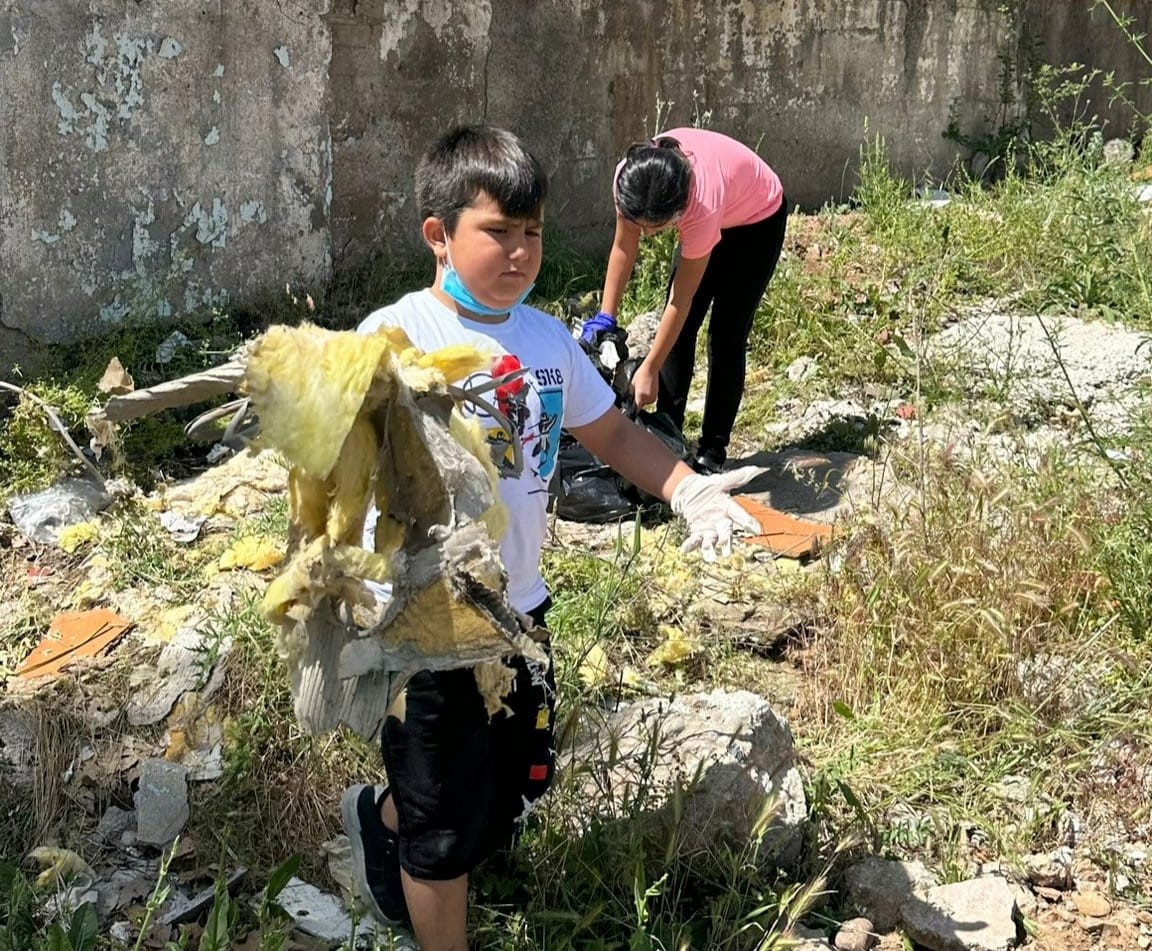 TUNCELİ'DE İLKOKUL ÖĞRENCİLERİ CUMHURİYET MAHALLESİ'NDE ÇEVRE TEMİZLİĞİ YAPARAK ÖRNEK BİR