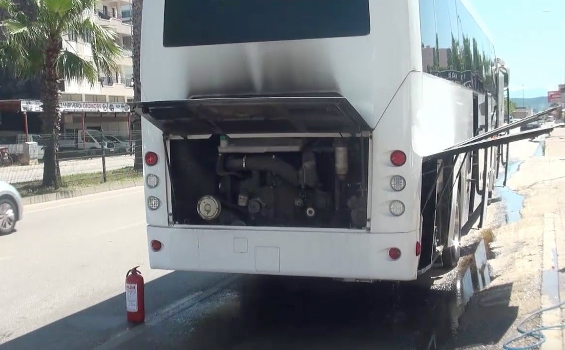 ANTALYA'NIN SERİK İLÇESİNDE TURİSTLERİ TAŞIYAN TUR OTOBÜSÜNDE YANGIN ÇIKTI.