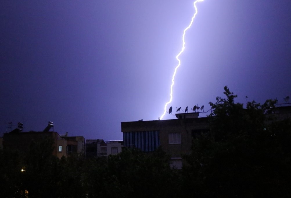MANİSA'NIN TURGUTLU İLÇESİNDE AKŞAM SAATLERİNDE BAŞLAYAN GÖK GÜRÜLTÜLÜ SAĞANAK YAĞIŞ