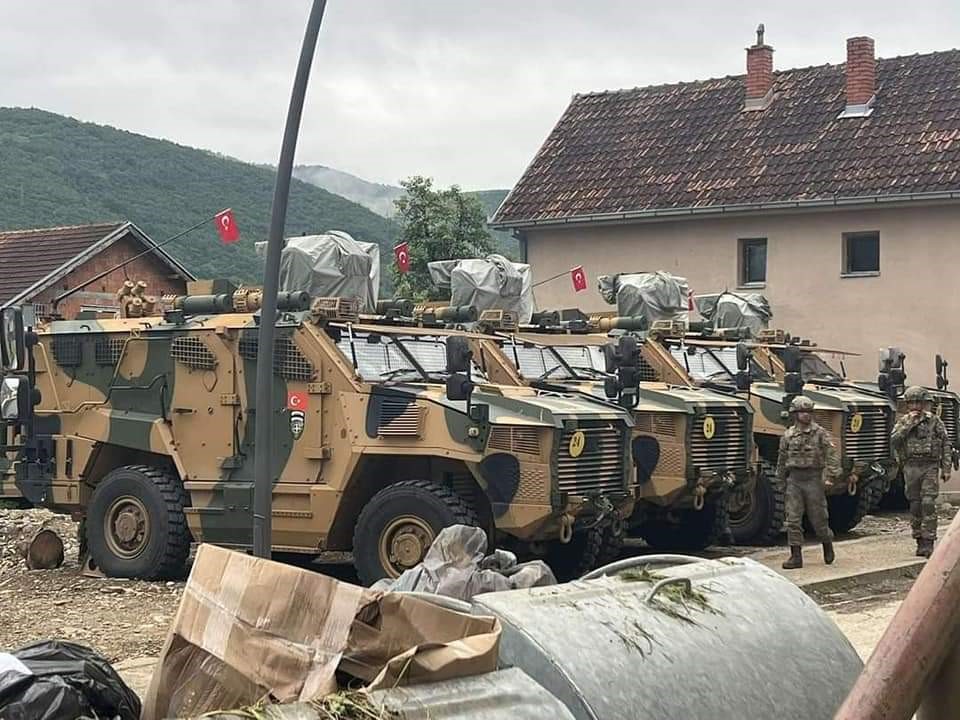 TÜRK ASKERİ, SIRP ÇOĞUNLUĞUN YAŞADIĞI MİTROVİÇA’YA BAĞLI ZUBİN POTOK’TA GÖREVE