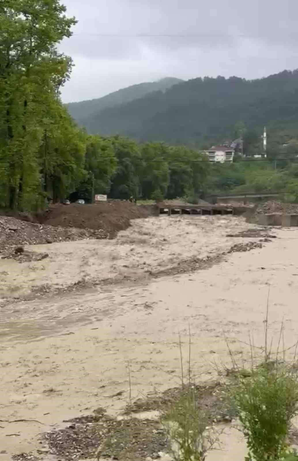 TÜRKELİ'DE KÖPRÜ ULAŞIMA KAPATILDI SİNOP'UN TÜRKELİ İLÇESİNDE, SAĞANAK YAĞIŞ SONRASI