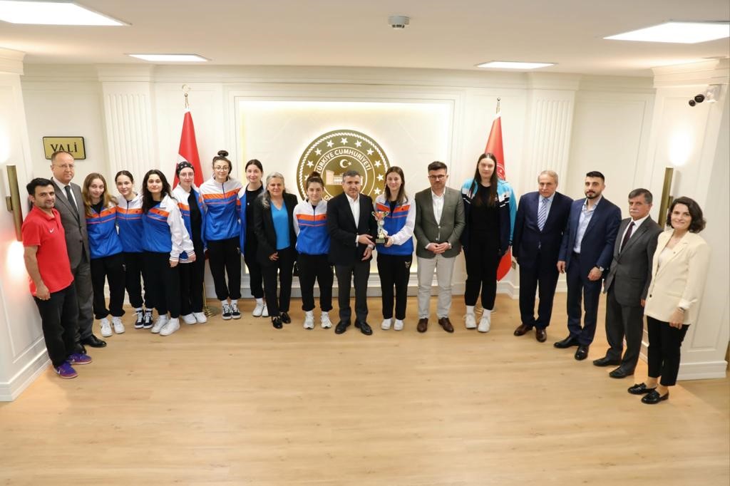 TÜRKİYE LİSELER ARASI BASKETBOL TURNUVASINDA TÜRKİYE ÜÇÜNCÜSÜ OLAN KÜLTÜR KOLEJİ