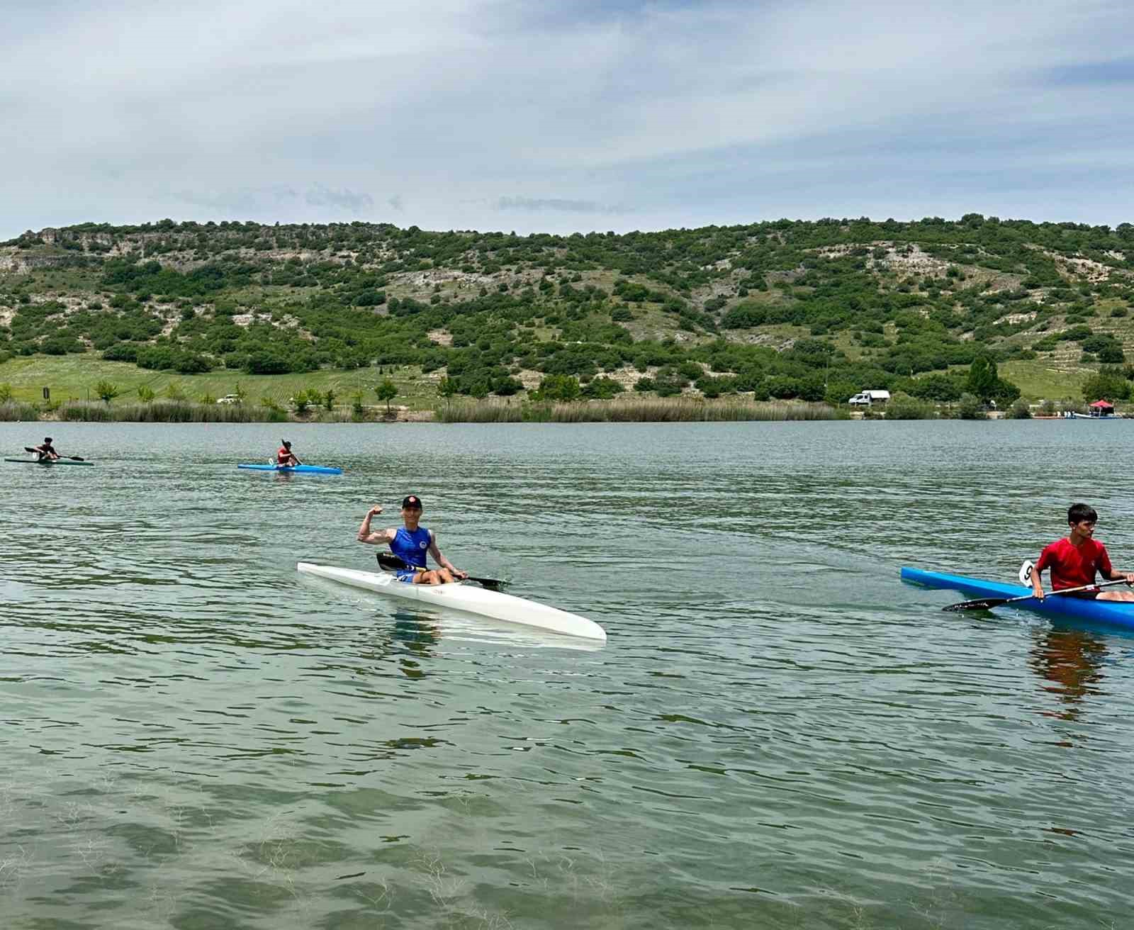SAKARYA BÜYÜKŞEHİR BELEDİYESİ KANO SPORCULARI, ESKİŞEHİR’DE DÜZENLENEN DURGUNSU KANO TÜRKİYE