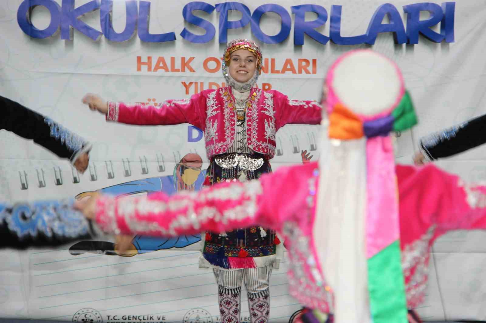 DÜZCE’NİN EV SAHİPLİĞİNDE HALK OYUNLARI YILDIZLAR TÜRKİYE ŞAMPİYONASI 700 SPORCU