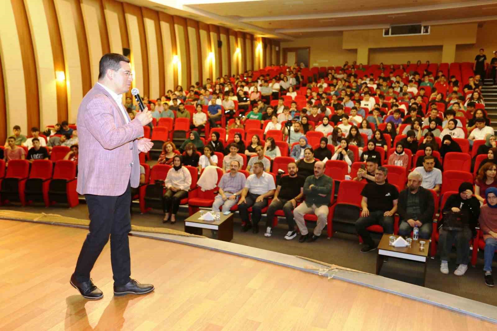 ŞEHİT VOLKAN CANÖZ ANADOLU İMAM HATİP LİSESİ KONFERANS SALONUNDA DÜZENLENEN