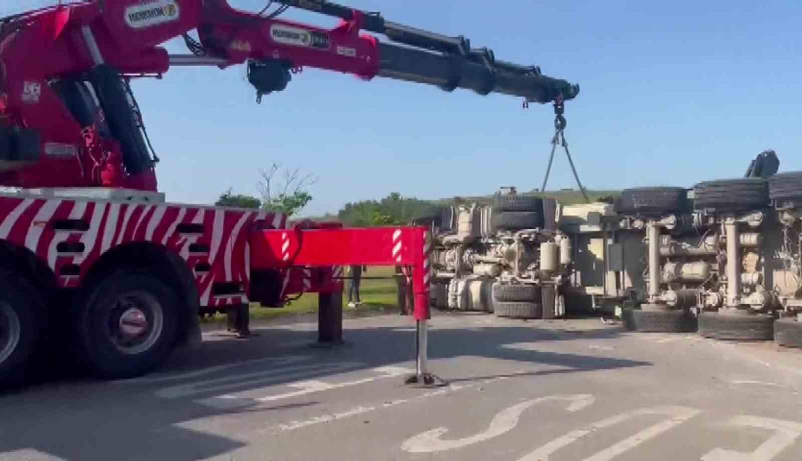 TUZLA'DA KONTROLDEN ÇIKAN BİR HAFRİYAT KAMYONU DEVRİLEREK YAN YATTI. KAZAYA
