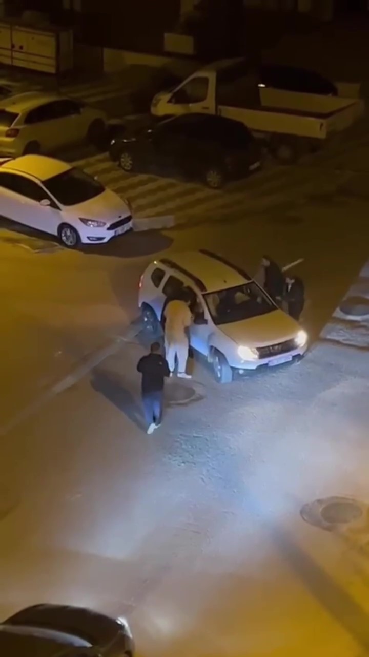 TUZLA’DA 4 KİŞİ, BİR OTOMOBİL İÇERİSİNDE BULUNAN İKİ KİŞİYE SOPA