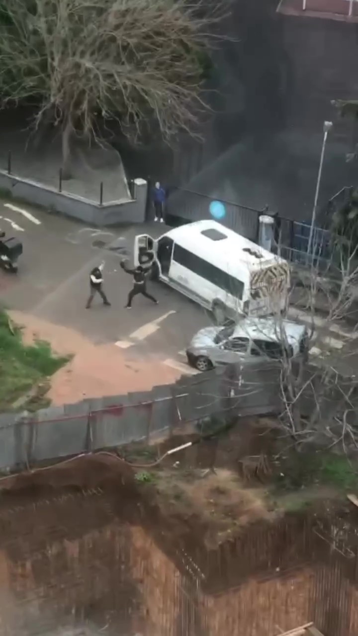 TUZLA'DA MOTOSİKLET SÜRÜCÜSÜ İLE SERVİS SÜRÜCÜSÜ ARASINDA KAVGA ÇIKTI. MOTOSİKLET
