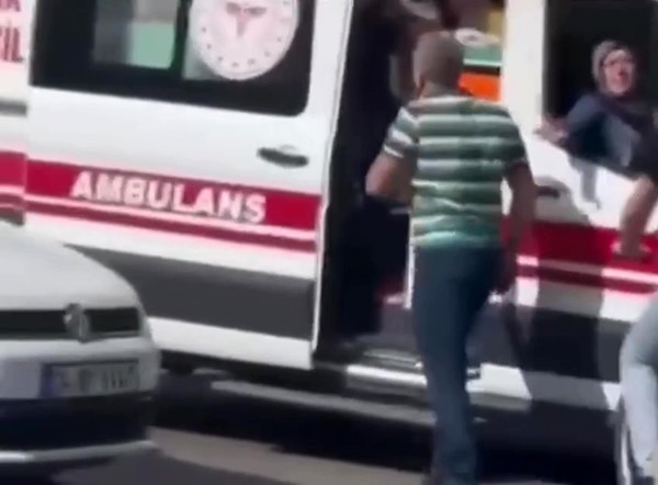 TUZLA'DA BİR SÜRÜCÜ, AMBULANSA YOL VERMEYEREK SAĞLIK ÇALIŞANLARIYLA TARTIŞTI. SÜRÜCÜNÜN