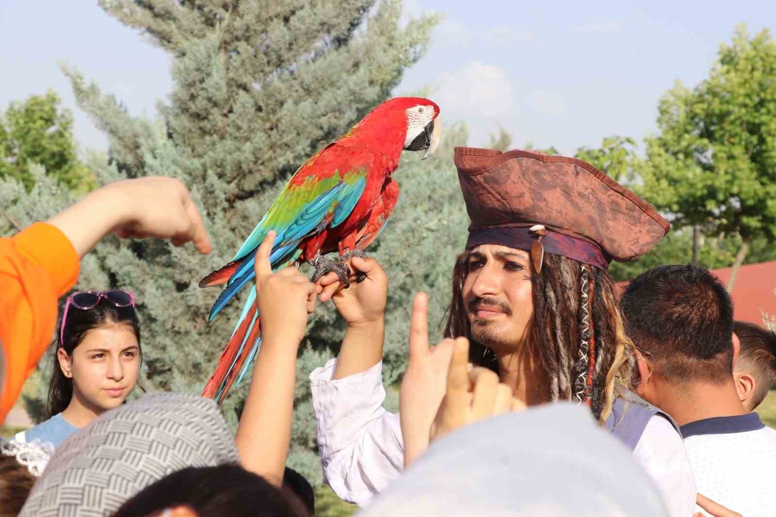UÇURTMA ŞENLİĞİ RENKLİ GÖRÜNTÜLERE SAHNE OLDU