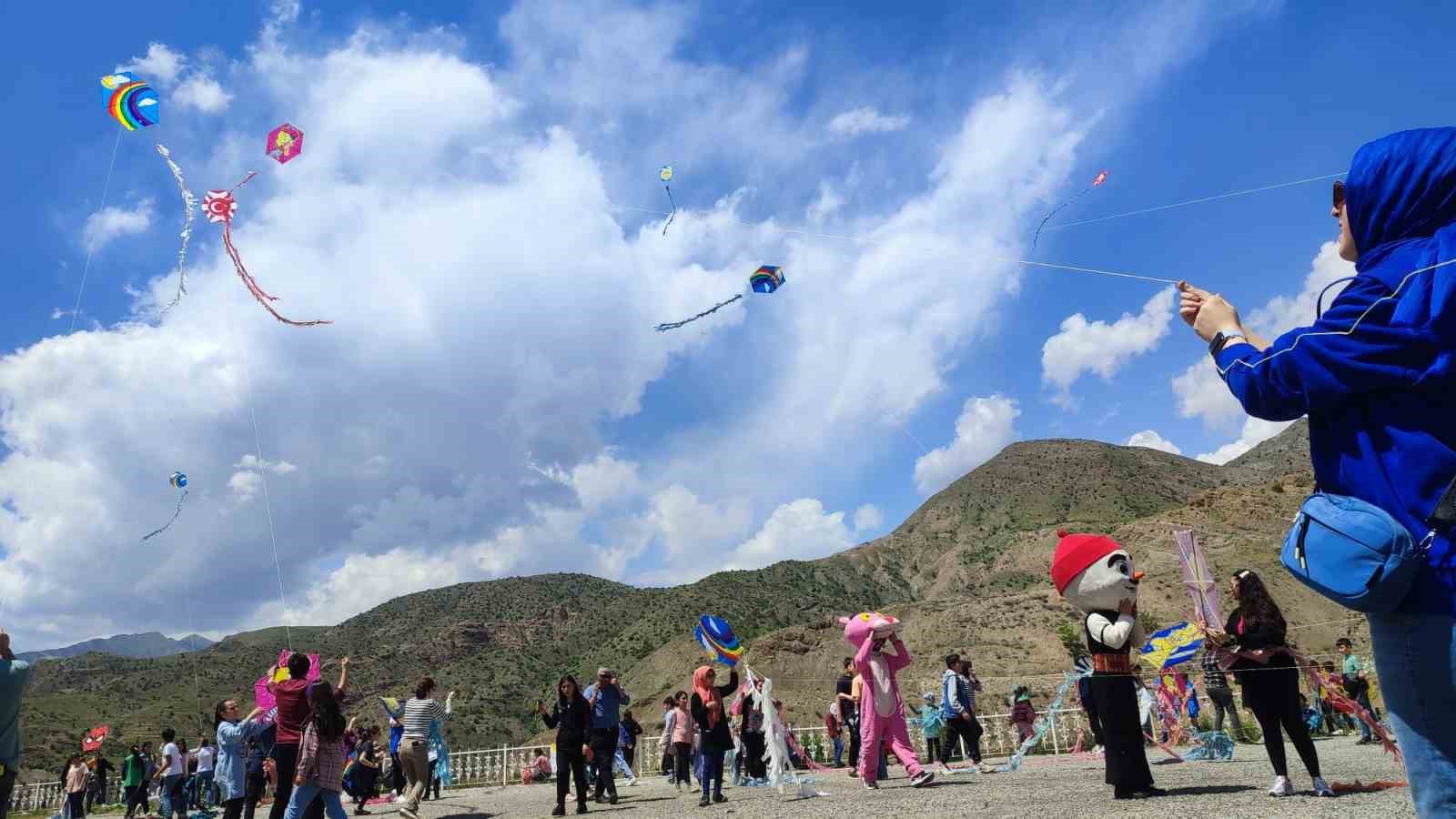ERZURUM’UN UZUNDERE İLÇESİNDE GELENEKSEL UÇURTMA ŞENLİĞİNİN İKİNCİSİ DÜZENLENDİ. ÖĞRENCİLER YIL