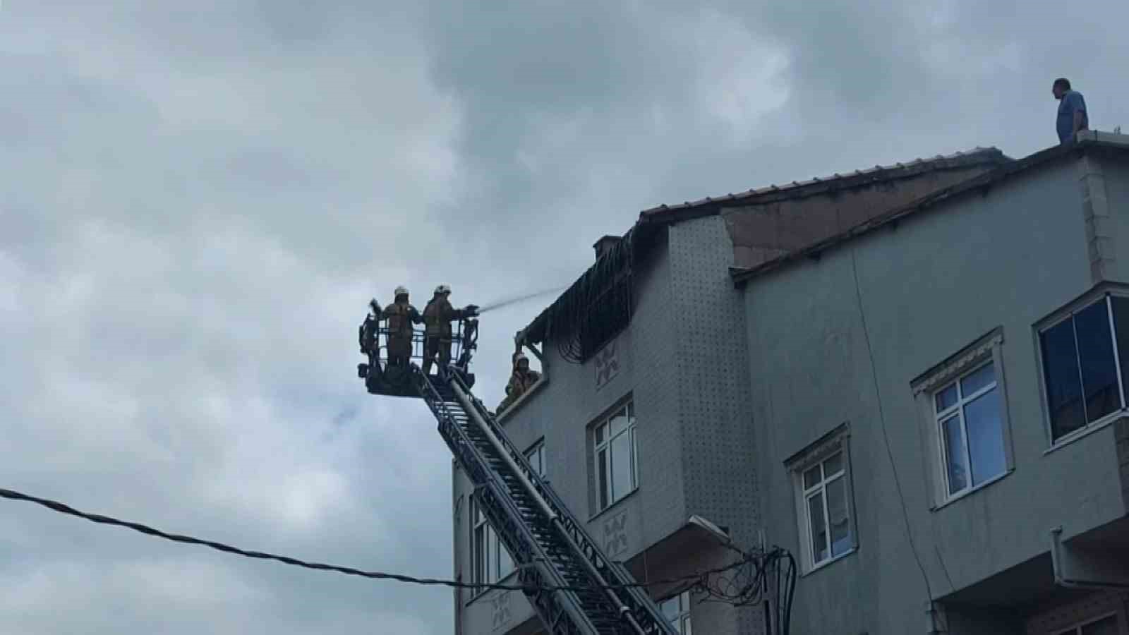 ÜMRANİYE’DE 3 KATLI BİNANIN ÇATI KATINDAKİ DAİRE ALEVLERE TESLİM OLDU.