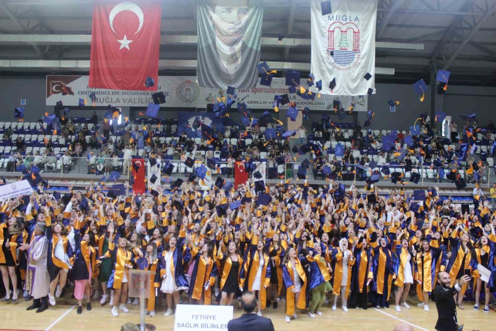 ÜNİVERSİTE ÖĞRENCİLERİ MEZUNİYET SEVİNCİ YAŞADI