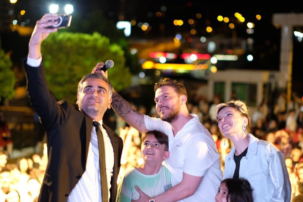 KARABÜK'E GELEN ÜNLÜ ŞARKICI SİNAN AKÇIL, KATILDIĞI MEZUNİYET TÖRENİNDE ÖĞRENCİLERE